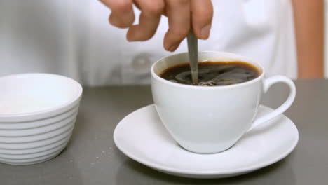 Primer-Plano-De-Una-Taza-De-Café-Revolviendo-A-Mano