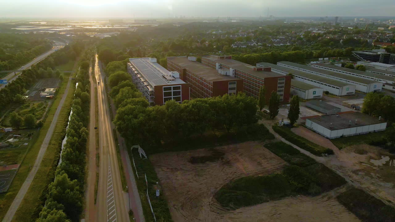 edificios industriales en un parque empresarial en bremen, alemania en una mañana soleada
