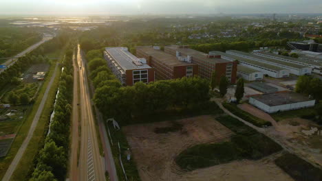 edificios industriales en un parque empresarial en bremen, alemania en una mañana soleada