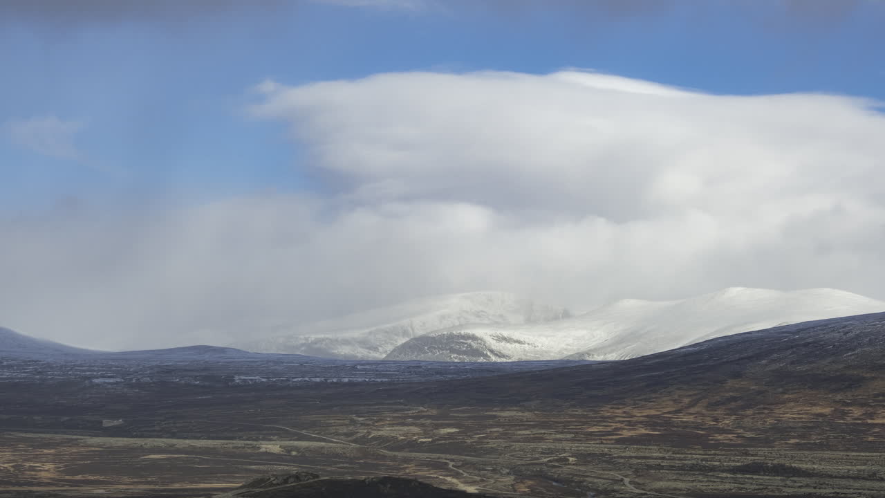 montaña cubierta de nieve de snohetta y vastas llanuras en un cielo azul claro en noruega