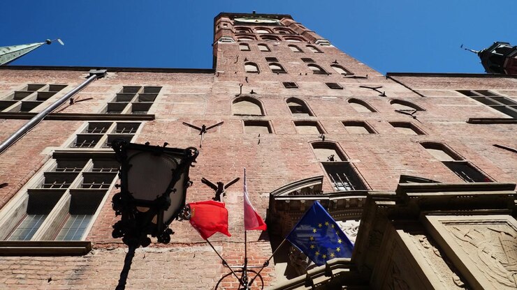 Il municipio visto dal basso con le bandiere che sventolano al rallentatore. Danzica, Polonia