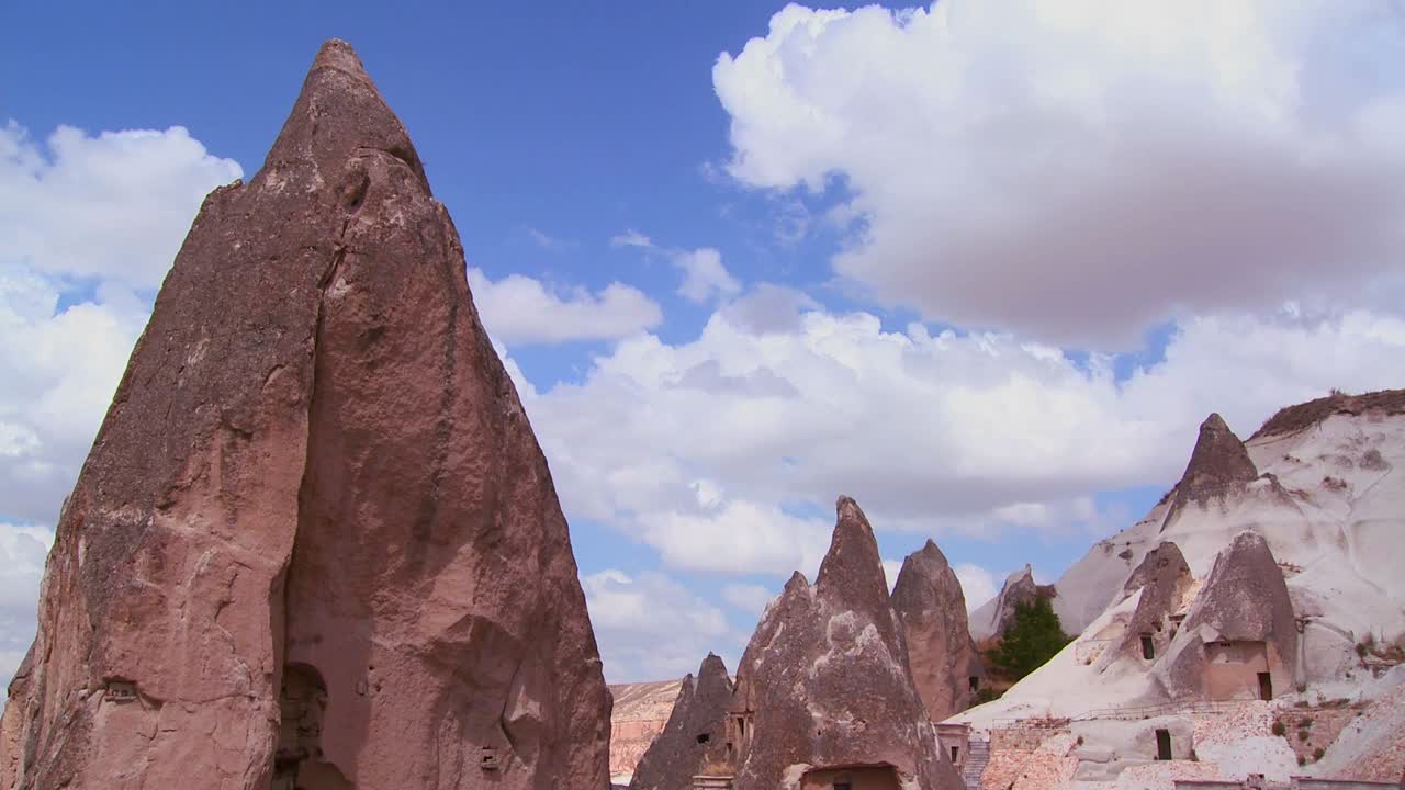 카파도키아 터키의 암석 위에 아름다운 시간 경과 구름