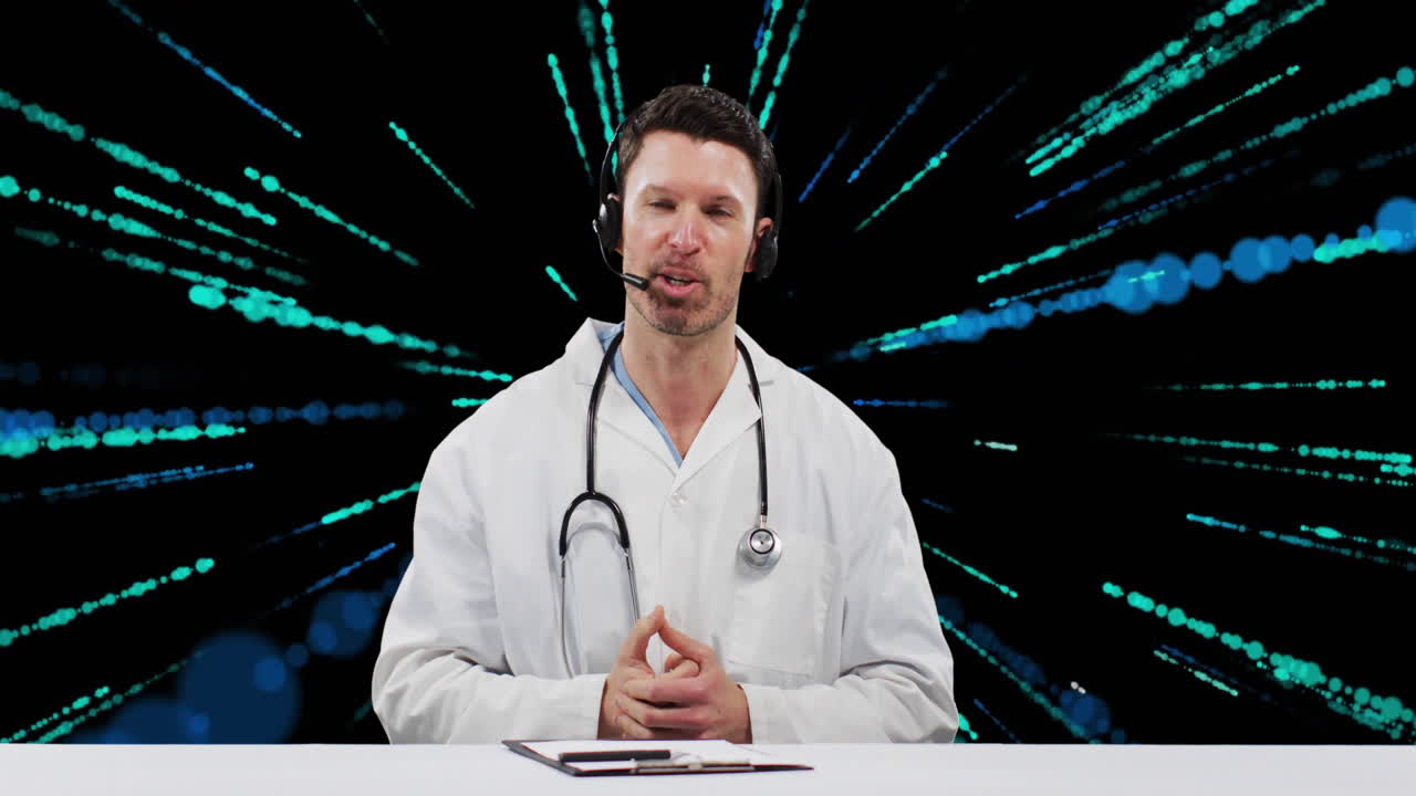 Medico che parla in un auricolare con stetoscopio alla scrivania, analizzando flussi luminosi di dati sanitari.
