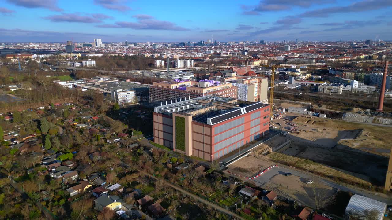 Edificio del data center con informatica quantistica e parco tecnologico nella città di Berlino con edifici moderni e skyline urbano. Splendida vista aerea, drone in movimento in avanti