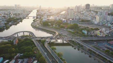 Las-Motocicletas-Corren-En-El-Puente-En-La-Tarde-Del-Atardecer-Vietnam