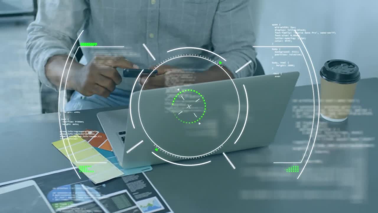 animación de escaneo de alcance sobre procesamiento de datos contra la sección media del hombre usando teléfono inteligente.