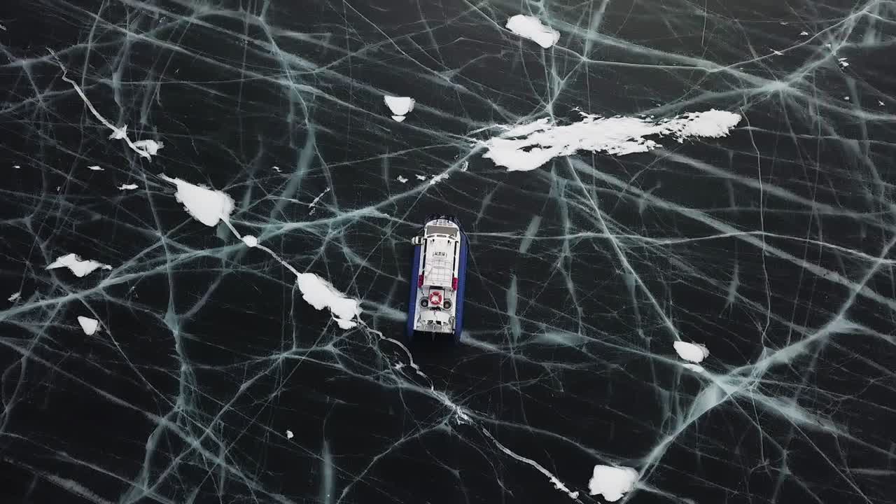 얼어붙은 호수 에 있는 수면선