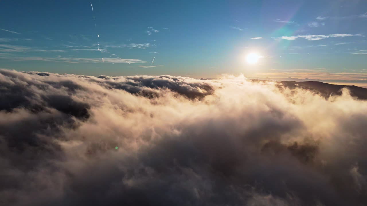 Splendida alba sulle nuvole con un’atmosfera serena e incoraggiante