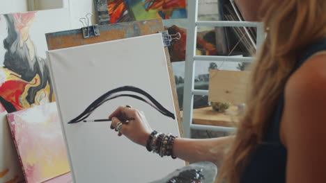 mujer pintando en un estudio de arte