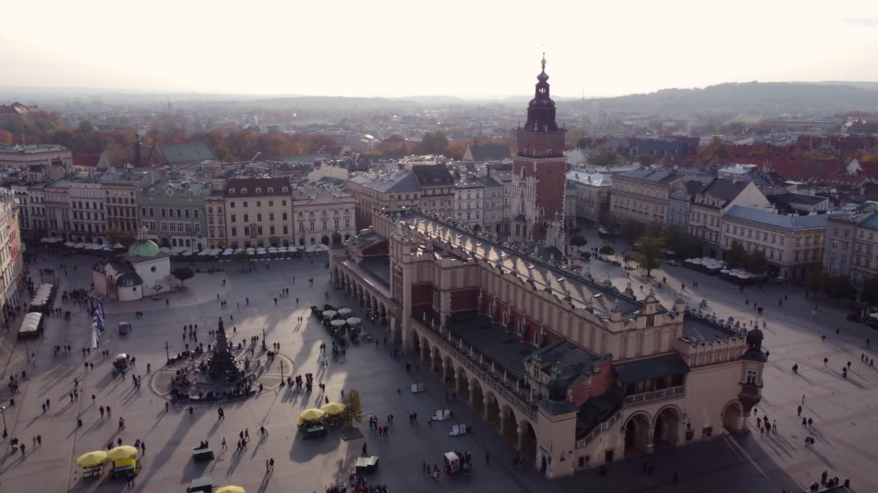 Piazza del Mercato Principale con la Loggia dei Tessuti e la Torre del Municipio nella città di Cracovia, Polonia