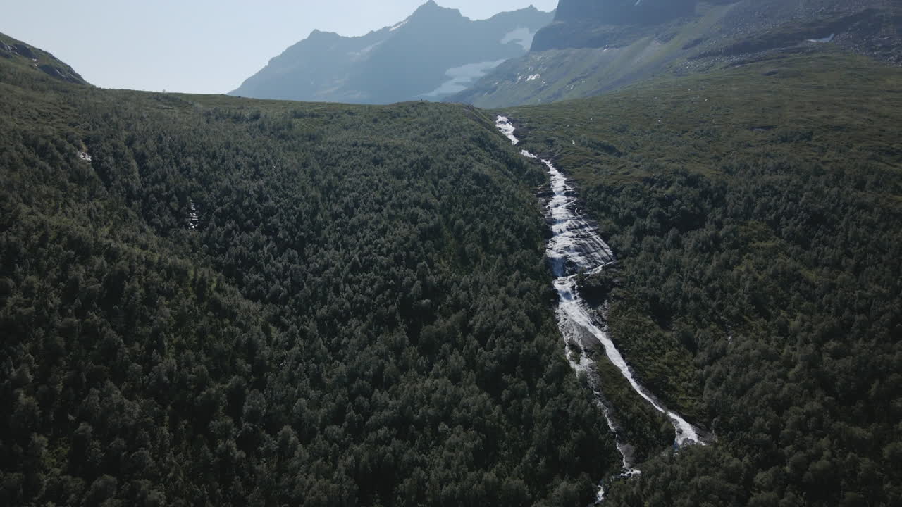 hermoso río blanco a través del bosque verde de innerdalen, noruega -antena