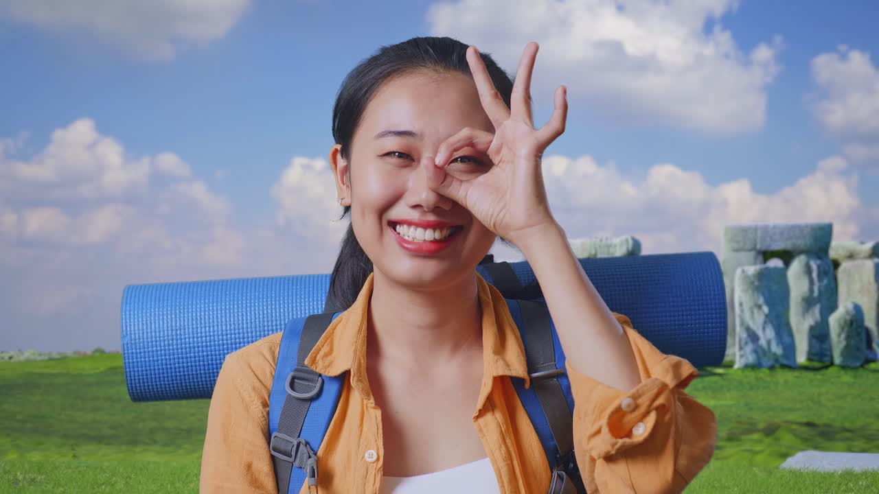 배 을 들고 미소 짓는 관광객