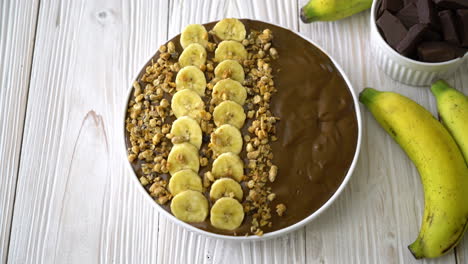 tazón de batido de chocolate con plátano y almendras
