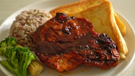 Bistec-De-Cerdo-A-La-Barbacoa-Con-Bayas-De-Arroz-En-Un-Plato-Blanco