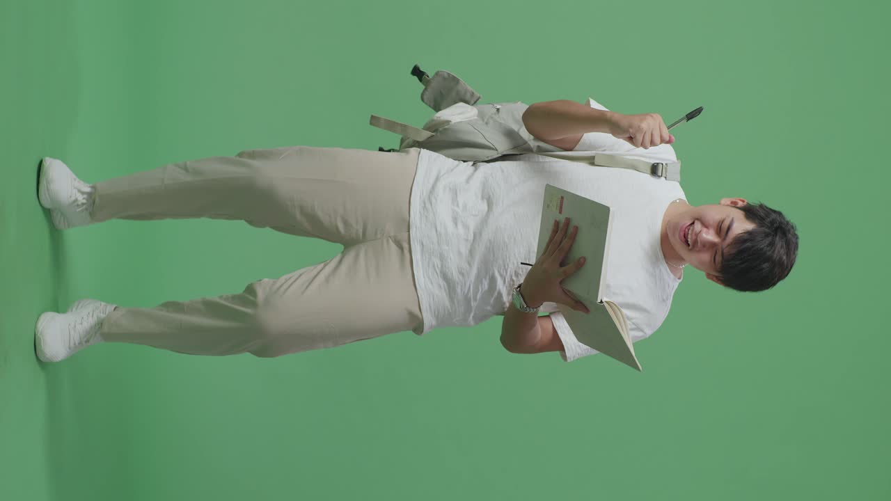 책 과 배 을 들고 흥분 한 학생