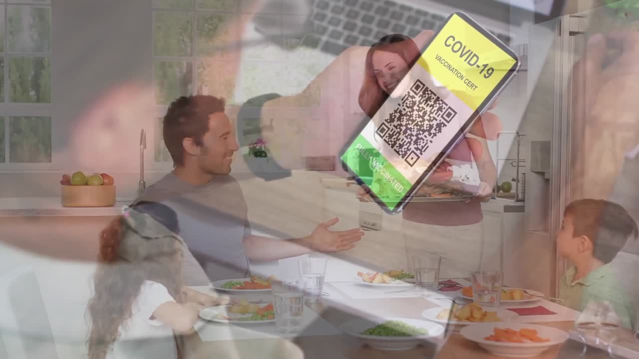hombre con un teléfono inteligente con código qr en la pantalla contra una familia caucásica almorzando juntos