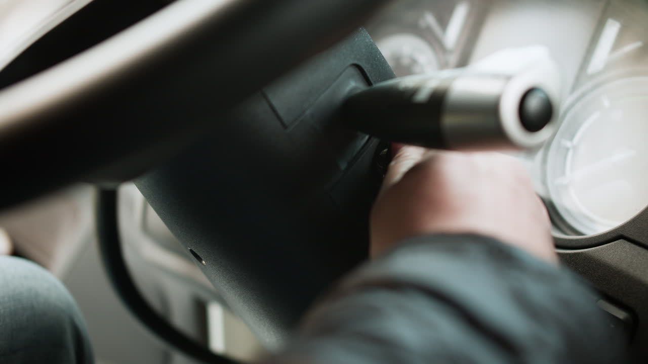 hombre comenzando un camión