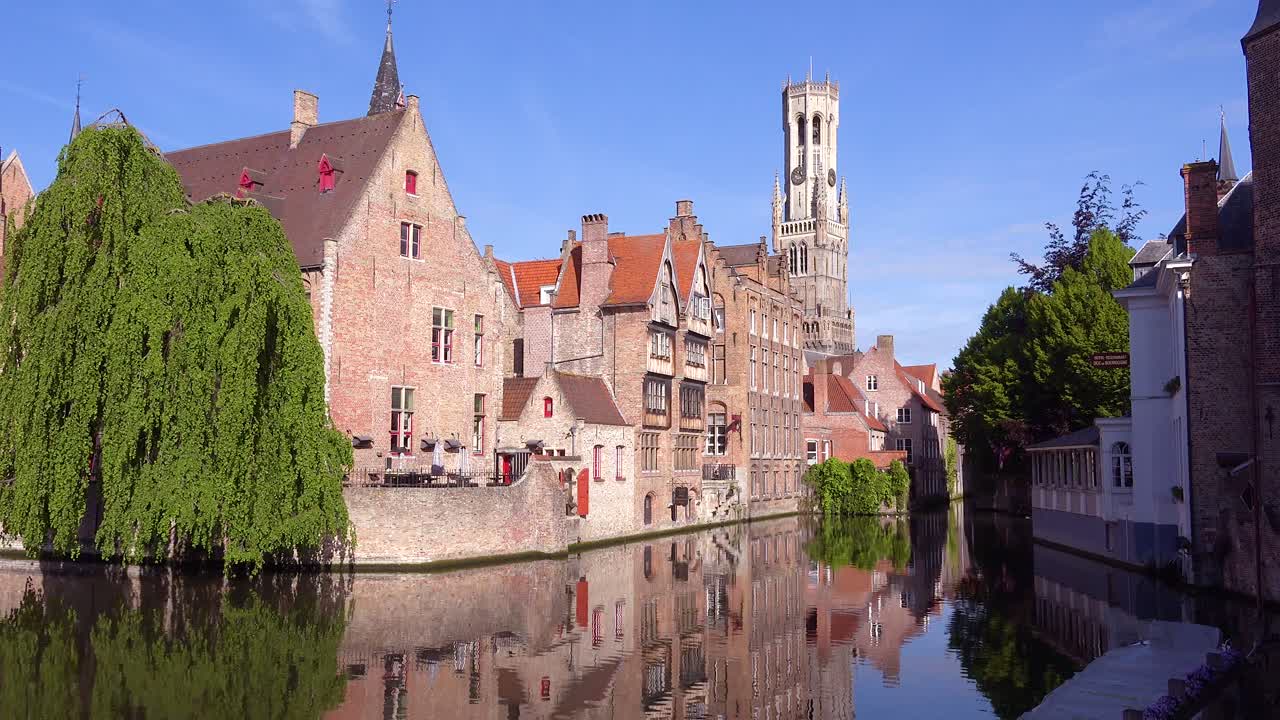 Krásný kanál a zvonice Belfort van Brugge v Bruggách v Belgii.