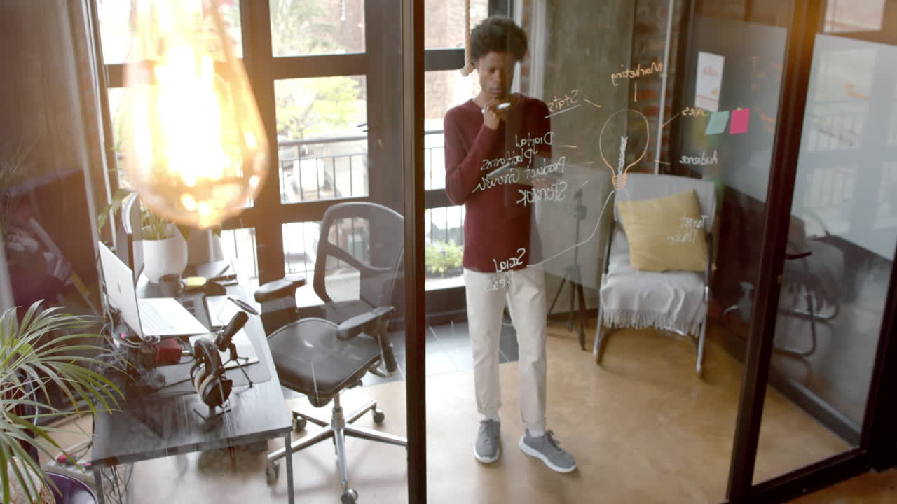 아프리카계 미국인 남성 캐스팅, 일, 독서, 집에서 요가로 휴식을 취하고, 느린 동작