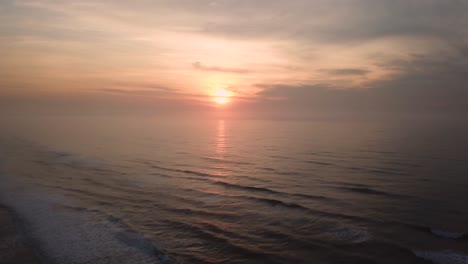 Establecimiento-De-Una-Toma-Aérea-De-Un-Espectacular-Amanecer-Sobre-Una-Hermosa-Playa-En-Brasil