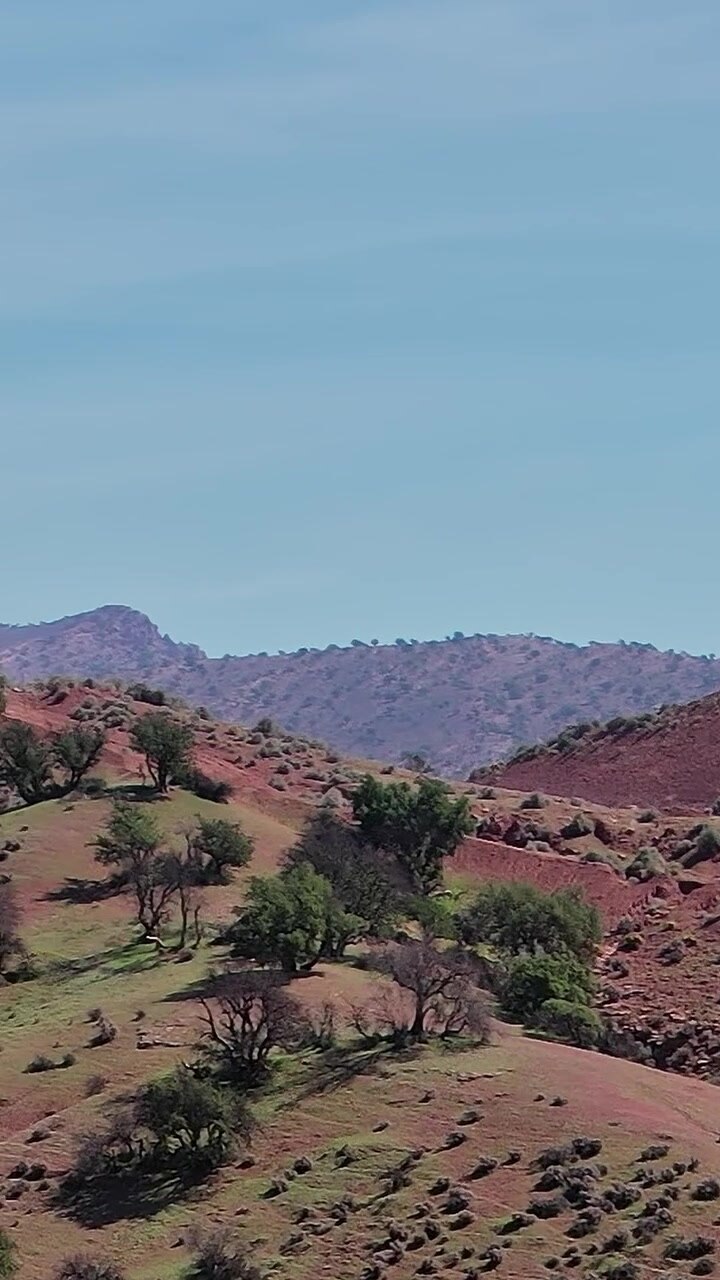 Vedute del paesaggio marocchino con colline e sentieri in vista aerea