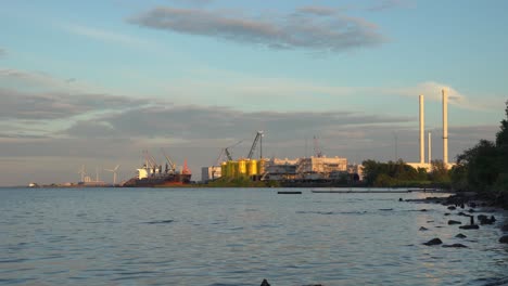 turbinas eólicas instalación industrial svnad en las orillas de aalborg