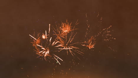 animación de fuegos artificiales y chispas sobre las nubes.
