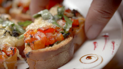 Nahaufnahme-Geröstete-Brotspieße-Mit-Tomaten,-Knoblauch,-Zwiebeln,-Mediterrane-Diät,-Kohlenhydrate