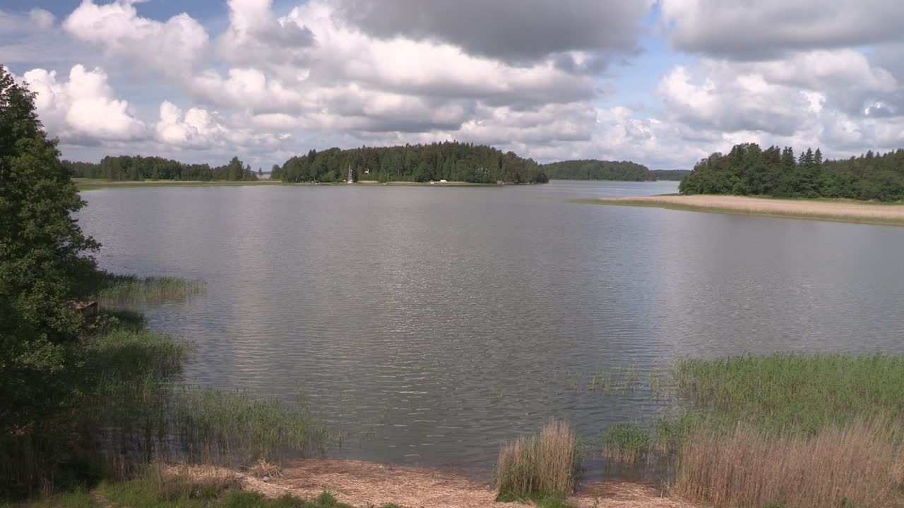 toma panorámica de un lago en finlandia