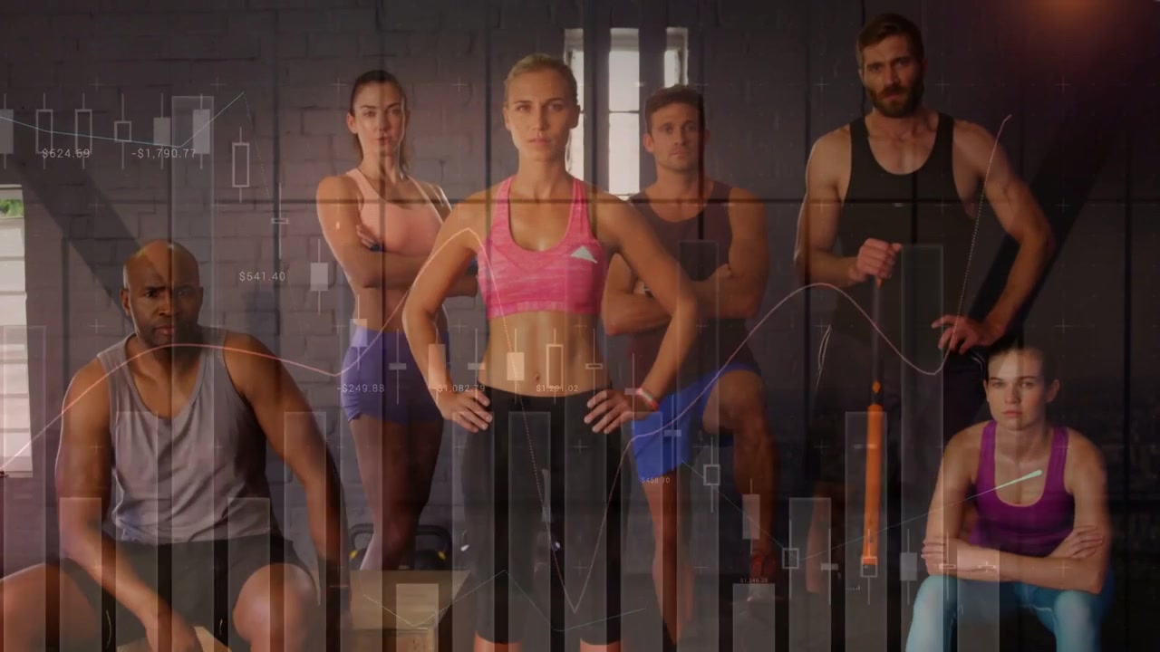 Donna centrale che guida il team fitness, con le mani sui fianchi in studio, mentre barre di dati scorrono rivelando una promozione.