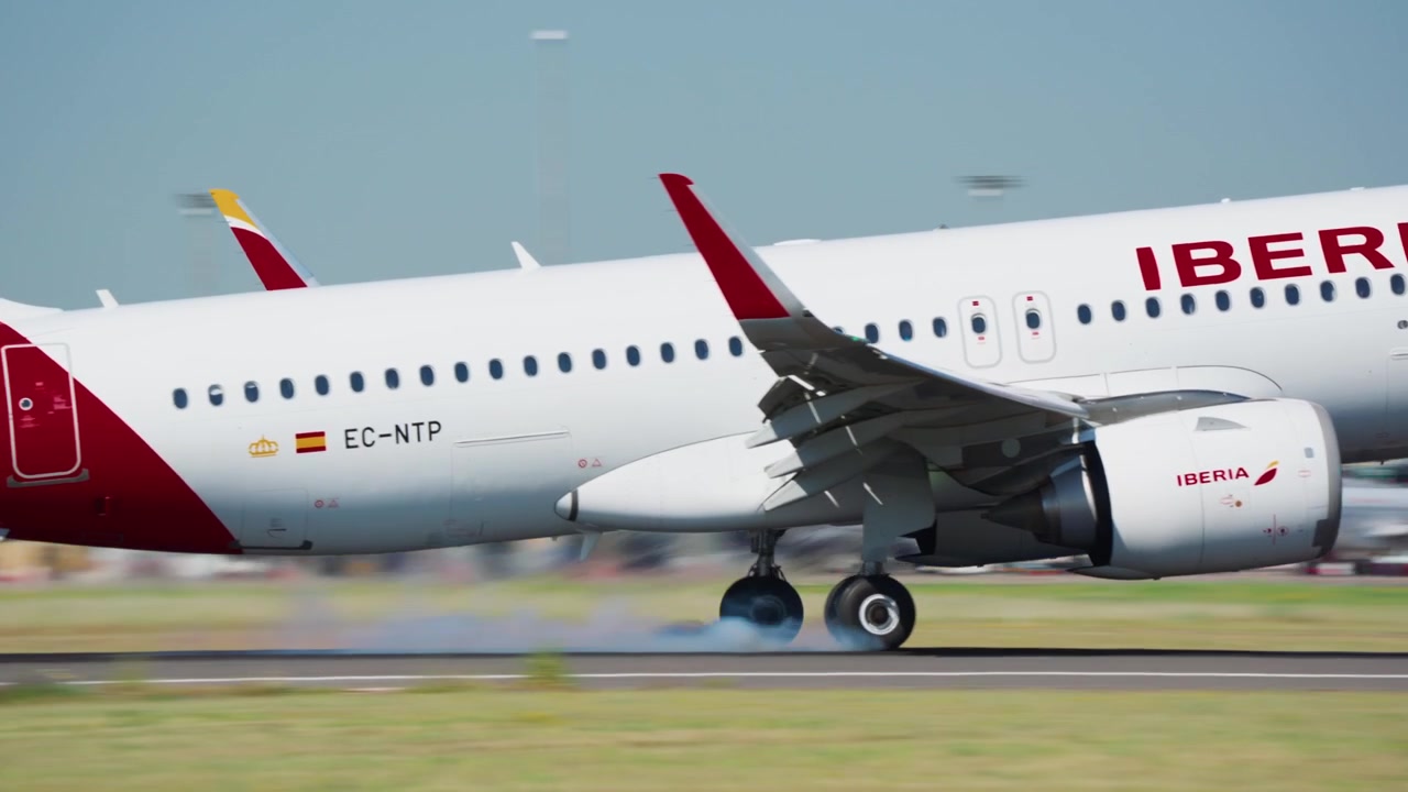 Pesawat Komersial Mendarat di Landasan Pacu Bandara Internasional