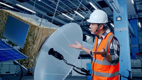 técnico de satélites discutiendo el equipo en la instalación