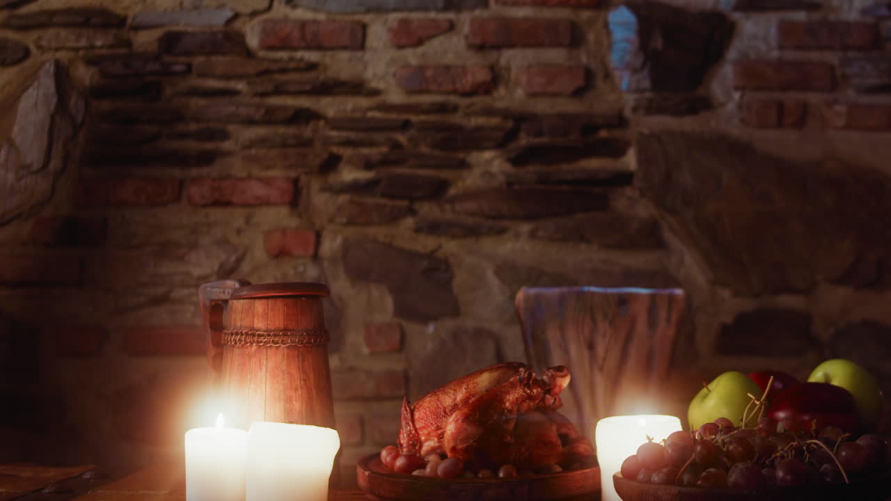 중세 성의 식탁에서 제공 된 과 신선한 과일과 술집에서 손님을 위해 준비 된 음료.