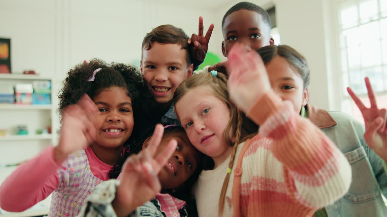 Grupo de diversos alunos em uma sala de aula