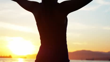 Frau-Macht-Yoga-Am-Strand