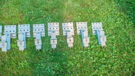 placas de sujeción de aluminio para la instalación de paneles solares en el césped