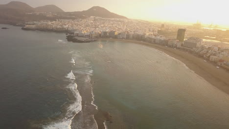 Fantastische-Luftaufnahme-Der-Entwicklung-Und-Im-Morgengrauen,-Die-Die-Natürliche-Barriere-Des-Strandes-Zeigt-Und-Auch-Den-Wunderschönen-Strand-Von-Las-Canteras-Und-Die-Gebäude-In-Der-Umgebung-Zeigt