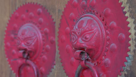 pomo de puerta de tema chino visto en un templo budista de hong kong