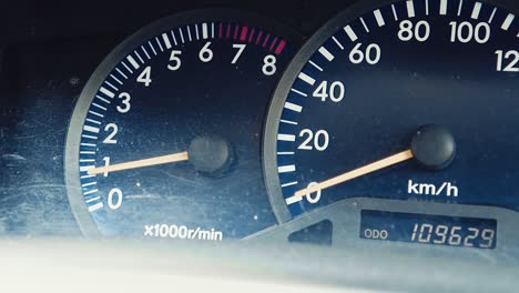 Car-dashboard-the-tachometer-works