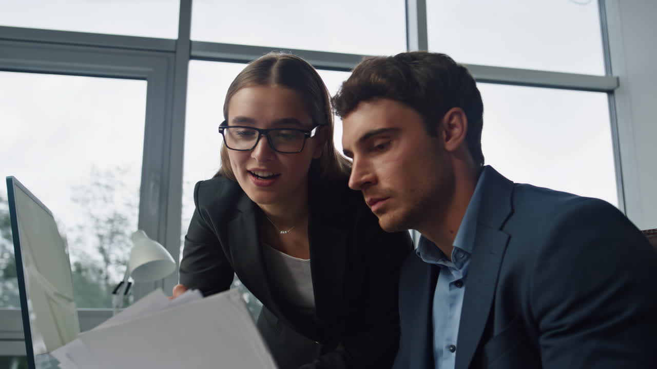 gerentes de oficina comprobando el contrato juntos de cerca. abogado consultor cliente