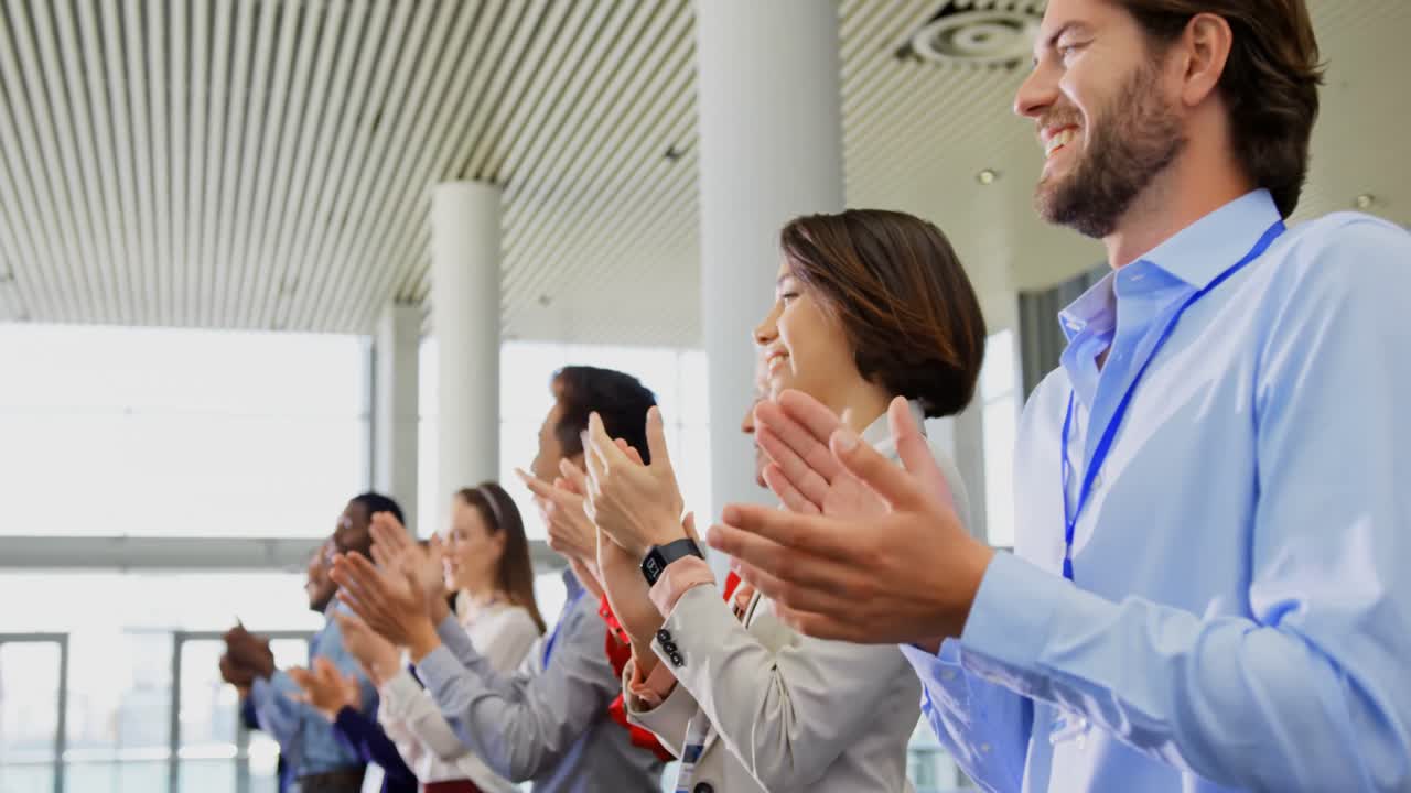 Business people applauding in the business seminar 4k