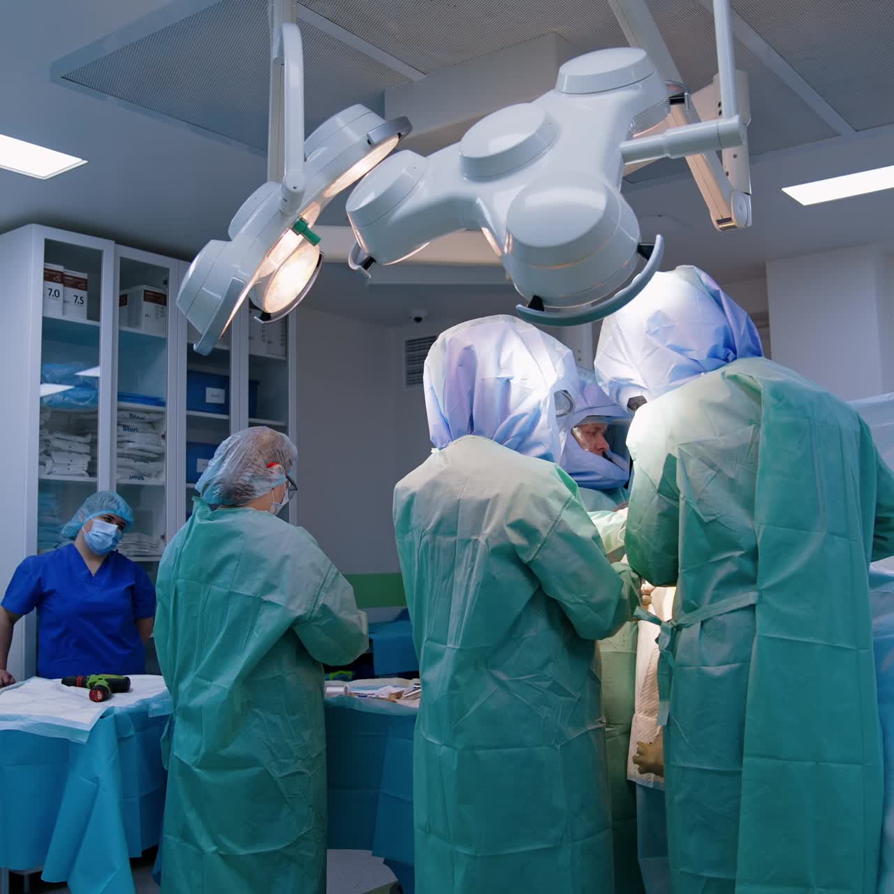 Moderne operationsstue med et hold af læger, der arbejder. Professionelle udfører traumeoperationer