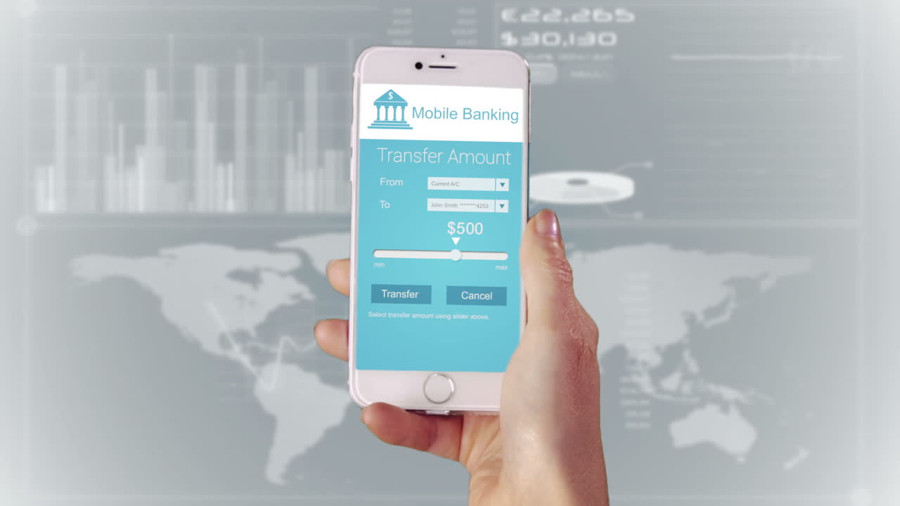 mujer usando banca móvil en su teléfono