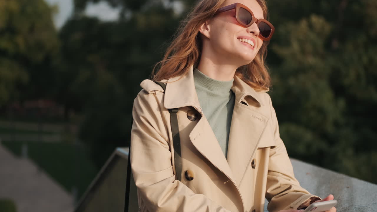 하색 여성 학생이 야외에서 휴식을 취하고 있습니다.