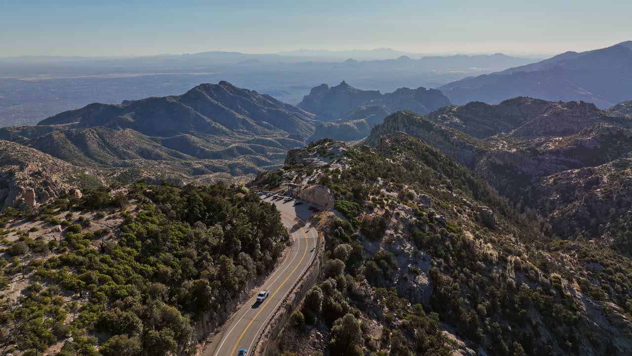 mt lemmon arizona aerial v4 flyover catalina highway que conduce a punto de vista ventoso capturando vistas espectaculares del paisaje montañoso de tucson con una formación rocosa única - filmado con mavic 3 cine - marzo 2022