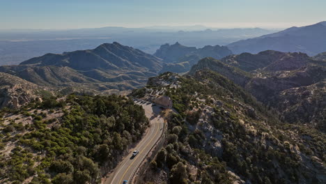 Sobrevuelo-Aéreo-V4-De-Mt-Lemmon-Arizona-Autopista-Catalina-Que-Conduce-A-Windy-Point-Vista-Capturando-Vistas-Espectaculares-Del-Paisaje-Montañoso-De-Tucson-Con-Una-Formación-Rocosa-única---Rodada-Con-Mavic-3-Cine---Marzo-De-2022