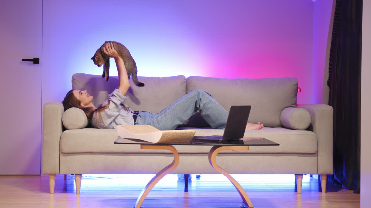 mujer relajándose con un gato en el sofá