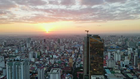 Sitios-De-Construcción-De-Rascacielos-En-Phnom-Penh-Durante-La-Hermosa-Puesta-De-Sol-En-Segundo-Plano