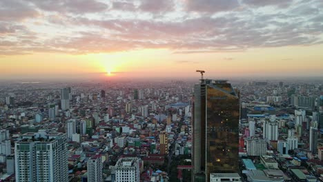sitios de construcción de rascacielos en phnom penh durante la hermosa puesta de sol en el fondo