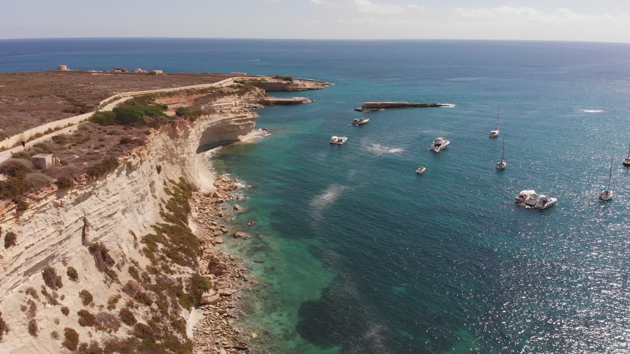 video aéreo de drones del este de malta, área de marsaxlokk, bahía de il-hofra l-kbira